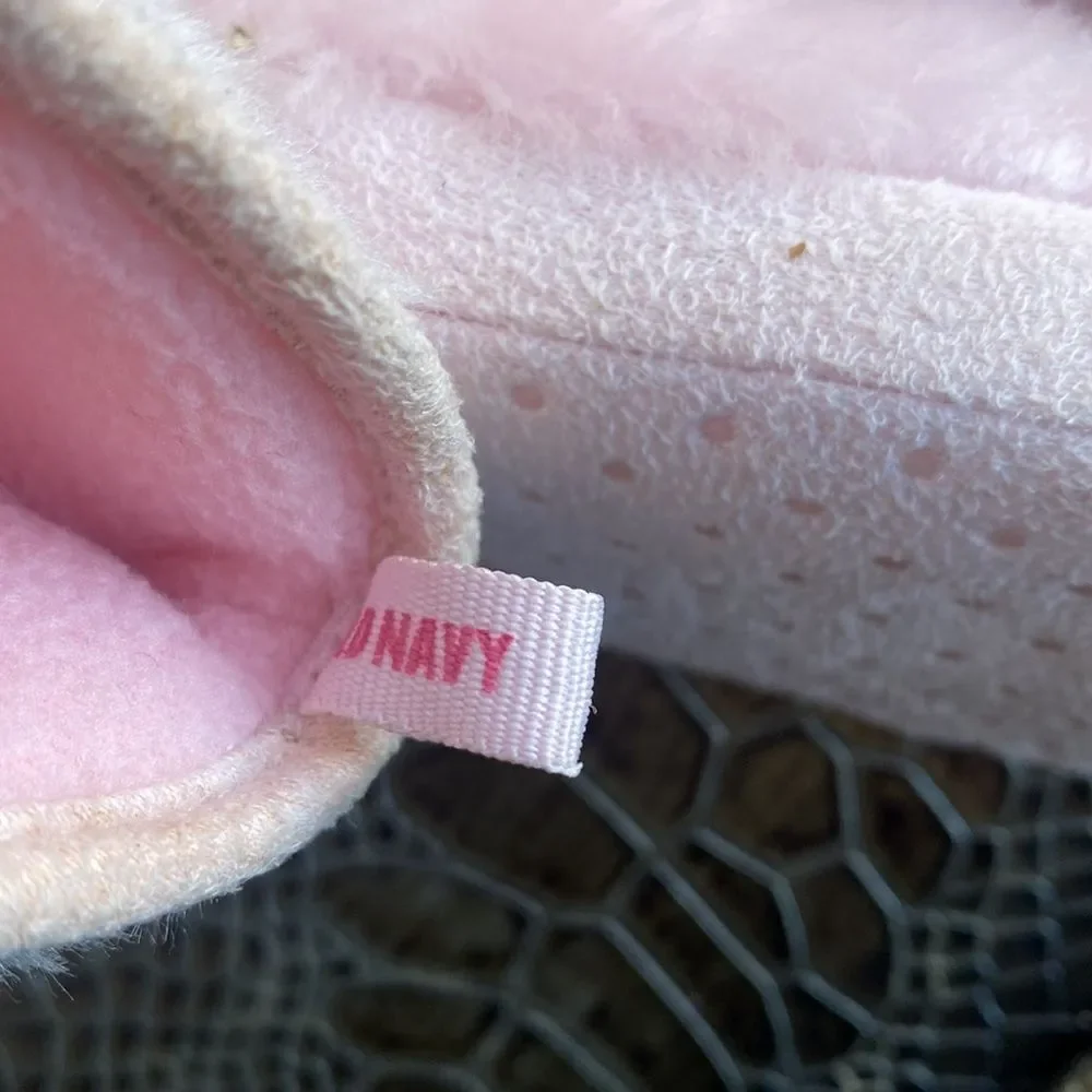 Little girls old navy fluffy pink slippers 8